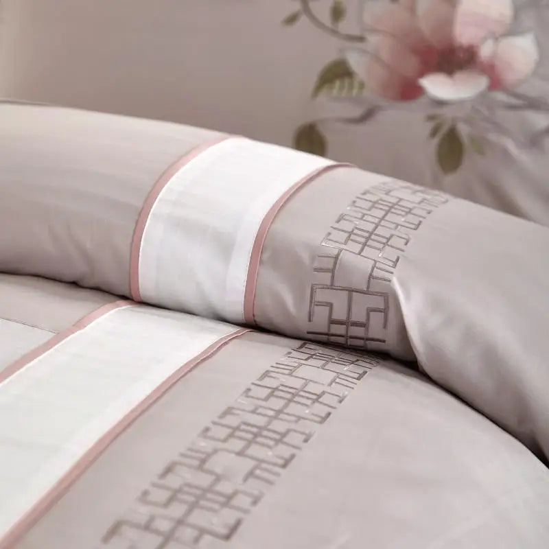 Parure de Lit EleganceLux en Coton Égyptien Brodé